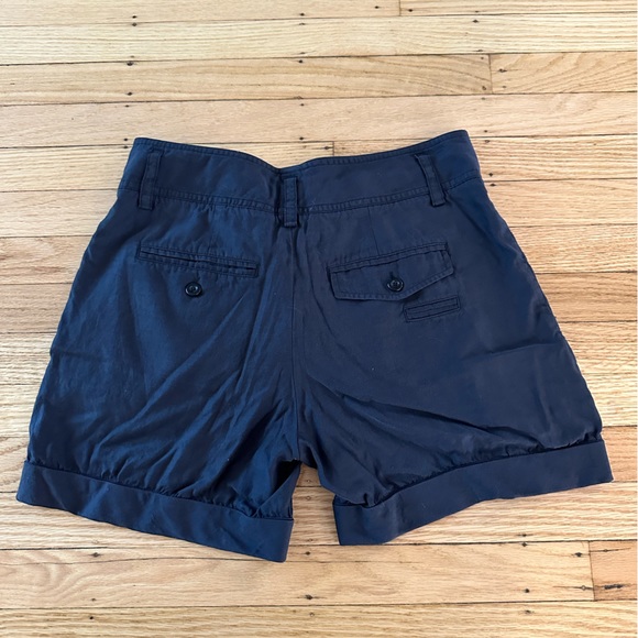 Vince black pleated cuffed shorts - Picture 2 of 7